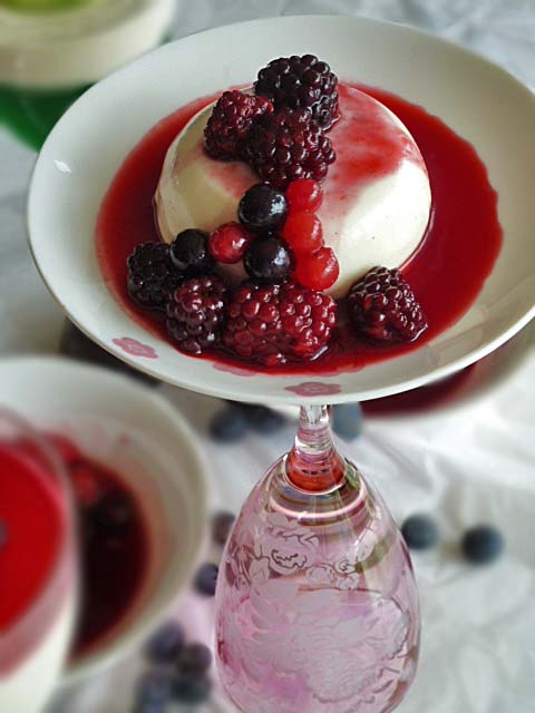 panna cotta with berries